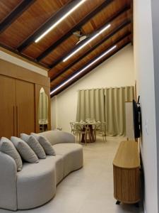 a living room with a couch and a table at Loft Veneza in Santa Teresa +6 photos