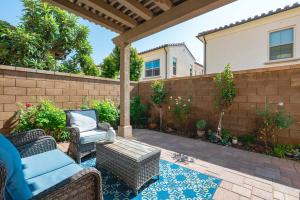 FrancesにあるStylish 3BR Irvine Oasis Family Friendly w Garageのパティオ(椅子、テーブル、フェンス付)