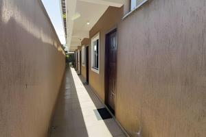 an empty hallway of a building with a long corridor at Duplex em Itaúna 4min da Praia que ocorre o WSL, 1min da pista de skate do LS, pracinha com parque infantil, quadra de futebol, tudo isso a 1 min da duplex, perto do comércio, wi-fi super rápido, estacionamento gratuito, monitoramento 24hrs in Saquarema