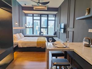 ein Schlafzimmer mit Bett und eine Küche mit Tisch in der Unterkunft Ceylonz Suites, Bukit Bintang, Kuala Lumpur in Kuala Lumpur