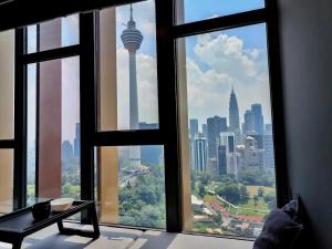 ein Blick auf die Skyline von Kuala Lumpur aus einem Fenster in der Unterkunft Ceylonz Suites, Bukit Bintang, Kuala Lumpur in Kuala Lumpur