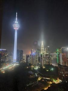 Blick auf eine Stadt in der Nacht mit der Raumnadel in der Unterkunft Ceylonz Suites, Bukit Bintang, Kuala Lumpur in Kuala Lumpur + 36 Fotos