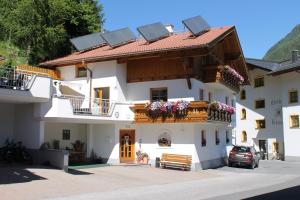 un edificio con paneles solares en el techo en Apart Michaela, en Kappl