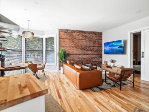 クリーブランドにあるStunning Boho Apt in Ohio Cityのレンガの壁のあるリビングルーム