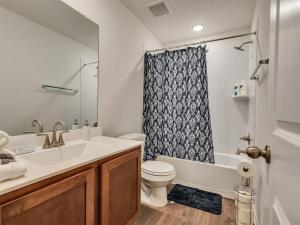Ένα μπάνιο στο 5BR Luxury Sleeps 10 Lake Jackson +15 φωτογραφίες