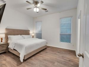 Ένα ή περισσότερα κρεβάτια σε δωμάτιο στο 5BR Luxury Sleeps 10 Lake Jackson