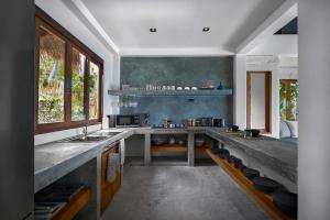 Kuchyň nebo kuchyňský kout v ubytování Phandara Luxury Pool Villas