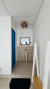 ein Badezimmer mit Waschbecken und Spiegel in der Unterkunft Habitación junto a la Catedral de Santa Ana - La Casa de Moris in Santa Ana