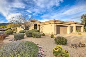 ein Haus mit vielen Pflanzen davor in der Unterkunft Pool and Pickleball Access Quiet Scottsdale Home! in Scottsdale