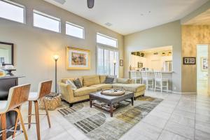 ein Wohnzimmer mit Couch und Tisch in der Unterkunft Pool and Pickleball Access Quiet Scottsdale Home! in Scottsdale