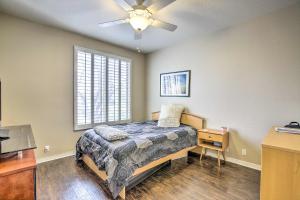 ein Schlafzimmer mit einem Bett und einem Deckenventilator in der Unterkunft Pool and Pickleball Access Quiet Scottsdale Home! in Scottsdale + 25 Fotos