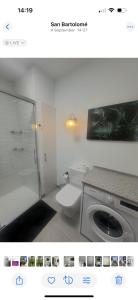 un bagno con WC e lavatrice di Casa Tranquila a Playa Honda Altre 10 foto