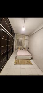 Ένα ή περισσότερα κρεβάτια σε δωμάτιο στο sunny urban hideaway