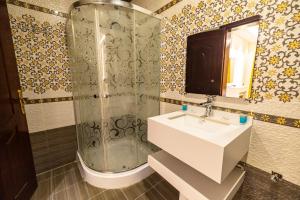 جبلة للشقق المخدومة Jabah Serviced Apartments في حائل: حمام مع حوض ودش +21 صورة