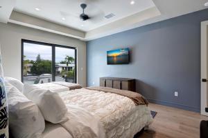 フォート・ローダーデールにあるNew Villa Near Hardrock Fll Wboating Near Beachのベッド2台と窓のある寝室 +24枚の写真