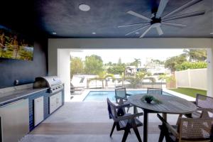 フォート・ローダーデールにあるNew Villa Near Hardrock Fll Wboating Near Beachのキッチン、ダイニングルーム(テーブル、天井ファン付)