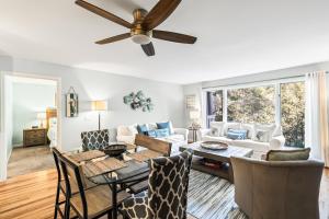ein Wohnzimmer mit einem Deckenventilator und einem Tisch in der Unterkunft Lagoon Villa 19 - Lagoon Lifestyle! Center of Wild Dunes! in Isle of Palms + 17 Fotos