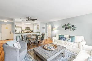 ein Wohnzimmer mit Sofa und Tisch in der Unterkunft Lagoon Villa 19 - Lagoon Lifestyle! Center of Wild Dunes! in Isle of Palms