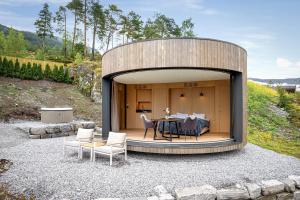 凯于庞厄尔The Sognefjord Cabin 2的中间有一张桌子和几把椅子的圆形房子