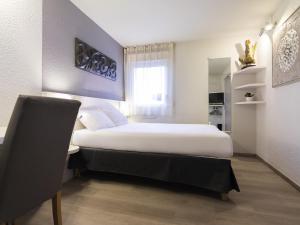 a hotel room with a bed and a window at ibis Styles Strasbourg Nord Palais des Congrès in Schiltigheim