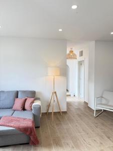 ein Wohnzimmer mit Sofa und Tisch in der Unterkunft Casinha d'Adélia in Aljezur