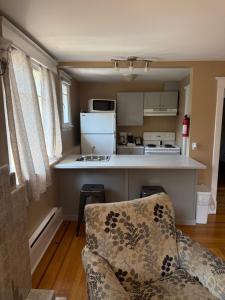 Η κουζίνα ή μικρή κουζίνα στο Midstream Manor Unit 8, 2 Bedroom Apartment