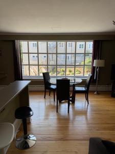 Χώρος καθιστικού στο Midstream Manor Unit 9, 2 Bedroom Apartment