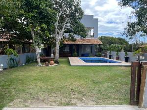 a backyard with a pool and a house at Residência Oliveira in Prado