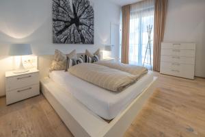 Una cama o camas en una habitación de Exclusive Apartment with Spa Area near Ischgl 39 fotos más