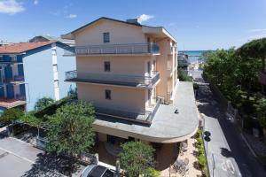 un edificio de apartamentos con balcón y una calle en Hotel Sirena, en Bellaria-Igea Marina