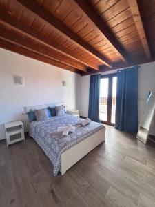 a bedroom with a bed with two stuffed animals on it at Casa Noroeste in Puntagorda