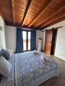 a bedroom with a bed with two towels on it at Casa Noroeste in Puntagorda