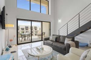 Χώρος καθιστικού στο PC517-Pool View-Perfect for families or group-Close to Palm Beach-3BR