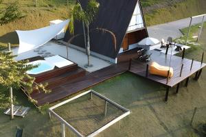 een uitzicht over een huis op het water bij Chalesunset in Santa Isabel