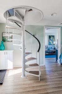 Ένα ή περισσότερα κρεβάτια σε δωμάτιο στο Port O' Call G304 - Modern Oceanview! Atlantic Escape!