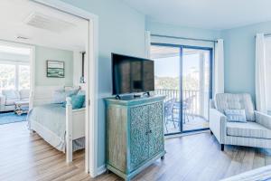 Μια τηλεόραση ή/και κέντρο ψυχαγωγίας στο Port O' Call G304 - Modern Oceanview! Atlantic Escape!