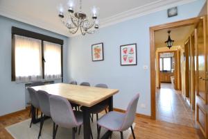 a dining room with a table and chairs at 210A Casa Linares Amplia casa en Villaviciosa in Cadamancio +35 photos