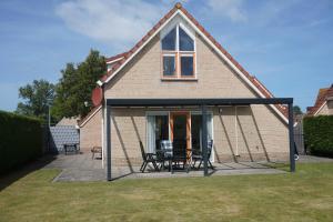 ein Anbau an ein Haus mit Terrasse in der Unterkunft Kustverhuur, Park Scheldeveste, Zwin 044 in Breskens