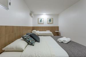 a large bed with pillows on it in a room at Apartamento Melhor Localizado em Pomerode in Pomerode