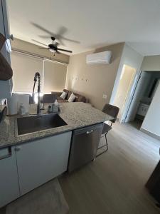 Η κουζίνα ή μικρή κουζίνα στο Elegant Poolside Two BR Beach Villa