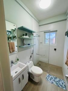 Ένα μπάνιο στο Elegant Poolside Two BR Beach Villa +12 φωτογραφίες