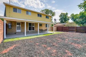 Alturaにある2 Mi to Hospitals Home with Private Yard in Auroraの黄色の家