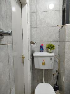 KiambuにあるChacha Homes kiambu roadの白いトイレと洗面台のあるバスルーム