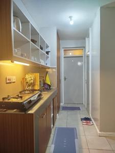 KiambuにあるChacha Homes kiambu roadのキッチン(カウンター付)