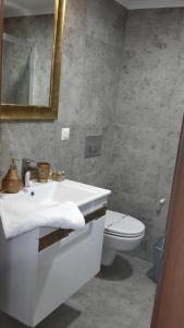 シアジクにあるDeniz Yıldızı Pansiyonのバスルーム(白い洗面台、トイレ付)
