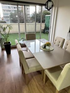 jadalnia z białym stołem i krzesłami w obiekcie Familiar con terraza privada zona norte w mieście Cochabamba