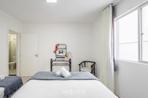 a bedroom with a bed and a window at Apto c/ Churrasqueira a 230 m da Praia SHA0104 in Piçarras