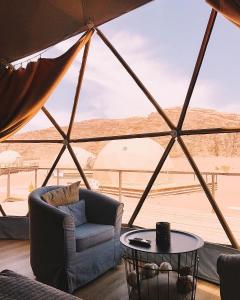 DisahにあるROYAL LANCASTER lUXURY CAMPのテント内の椅子とテーブル付きの部屋 +43枚の写真