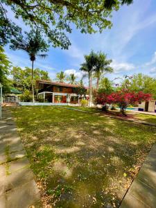 a house with a lawn in front of it at Casa campestre el samán in Utica