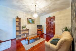 ein Wohnzimmer mit einer Couch und einem Couchtisch in der Unterkunft Casa Golino by YOUR KEY in São Vicente